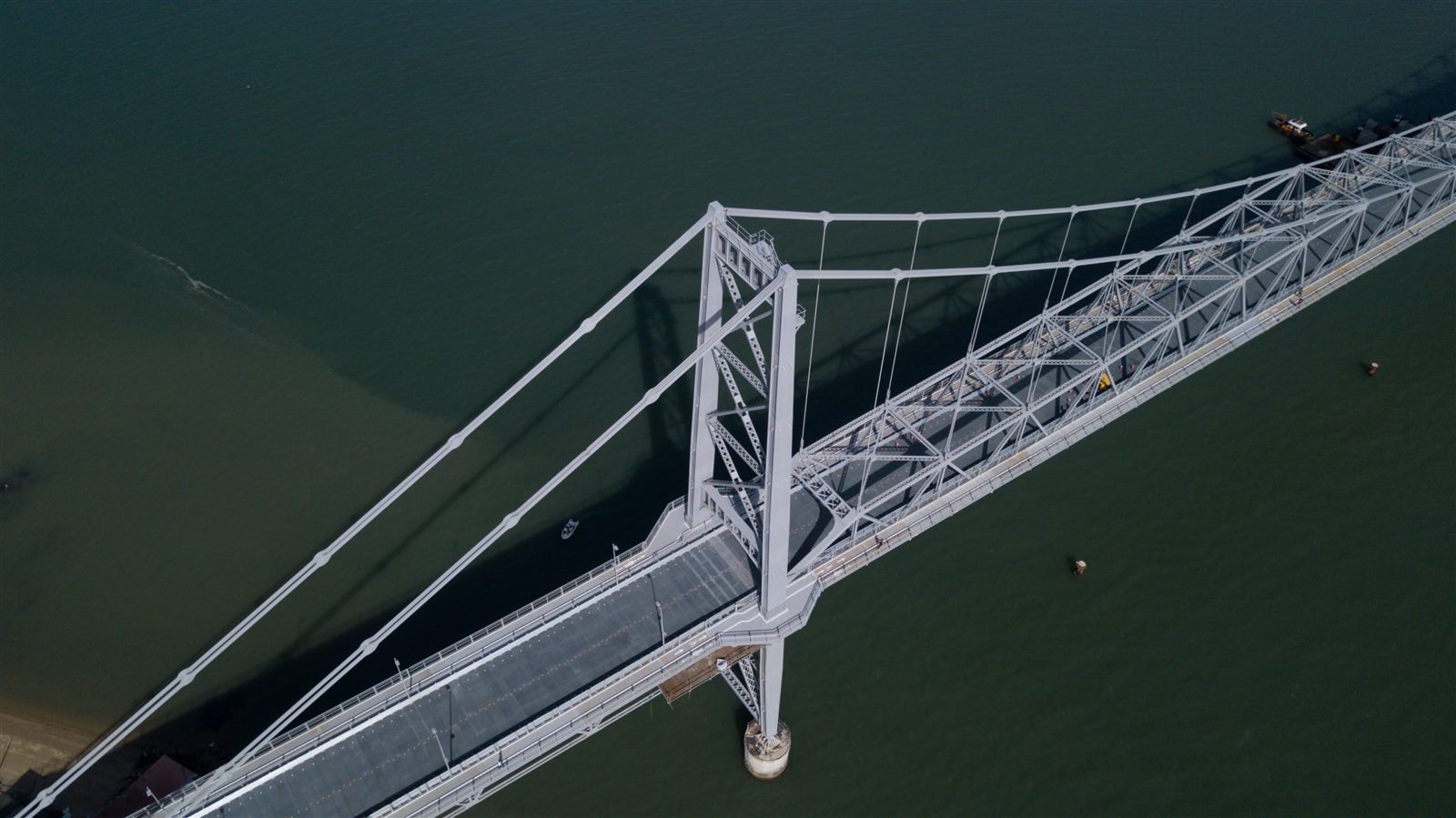 Vista aérea da Ponte Hercílio Luz, símbolo de Florianópolis