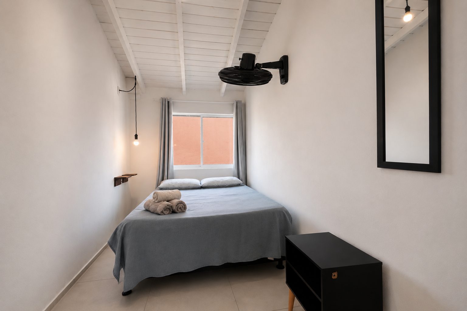 Quarto 204 — cama de casal, alternativa econômica no segundo andar